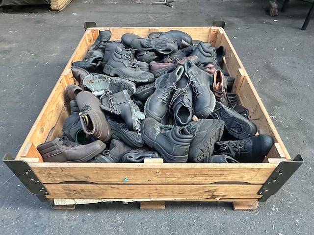 Partij verschillende schoenen - afbeelding 1 van  4