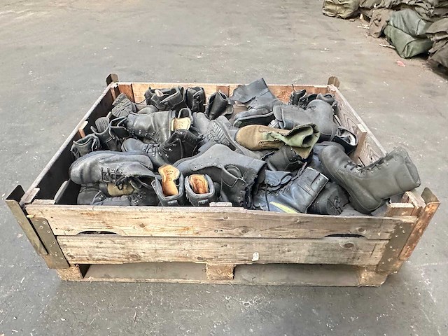 Partij verschillende schoenen - afbeelding 1 van  3