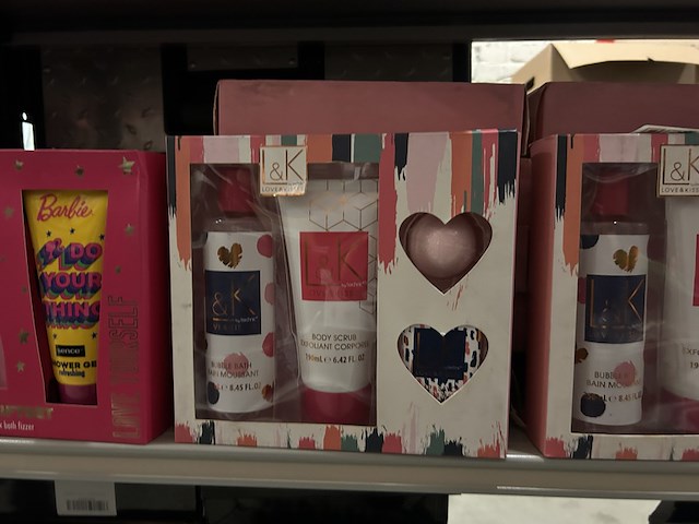 Partij verzorgingsets w.o. love & kisses, barbie - afbeelding 2 van  5