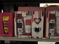 Partij verzorgingsets w.o. love & kisses, barbie - afbeelding 2 van  5