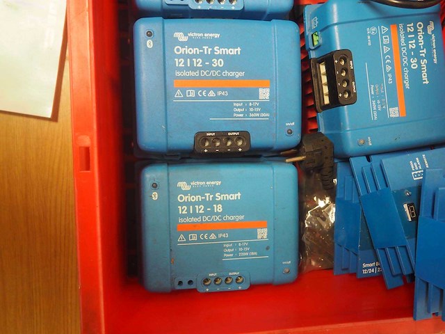 Partij victron energy inverters, dc chargers, en "battery protect" - afbeelding 4 van  7