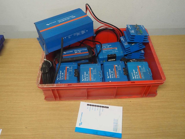 Partij victron energy inverters, dc chargers, en "battery protect" - afbeelding 1 van  7