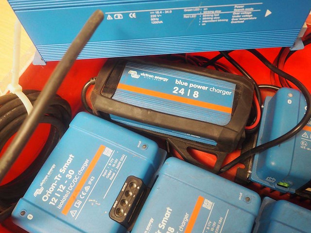 Partij victron energy inverters, dc chargers, en "battery protect" - afbeelding 5 van  7