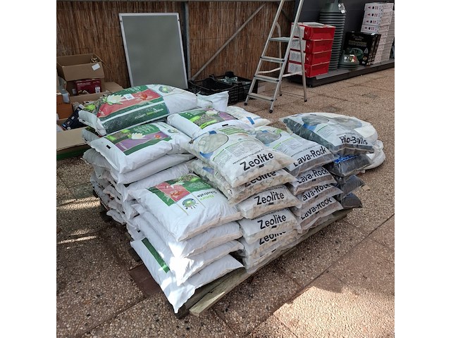 Partij vijvergrind en filtermateriaal o.a. zeolite, superfish - afbeelding 1 van  11