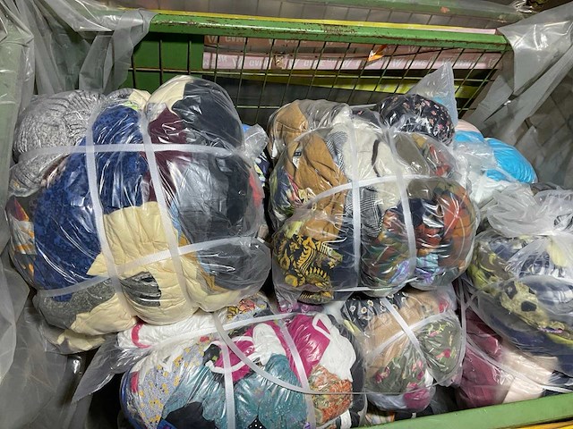 Partij vintage kleding - afbeelding 1 van  2