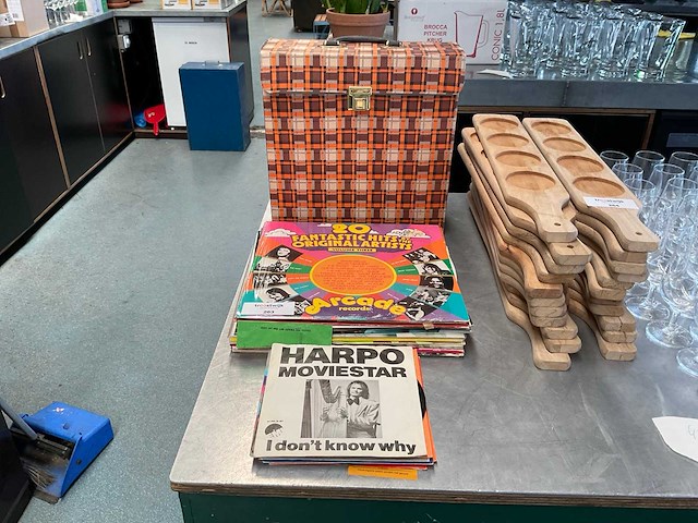 Partij vinylplaten en divers - afbeelding 1 van  3