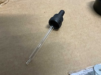 Partij violet glazen potjes met schroefdeksel en glazen pipetjes - afbeelding 6 van  9