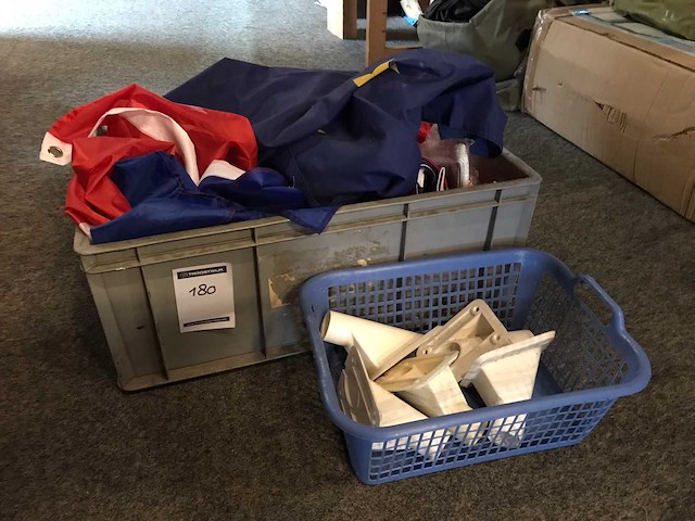 Partij vlaggen en divers - afbeelding 1 van  3