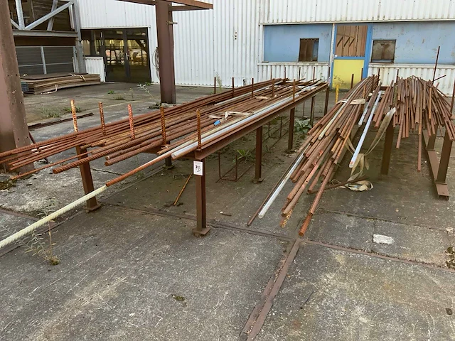Partij vlechtijzer op 2 bokken - afbeelding 2 van  6