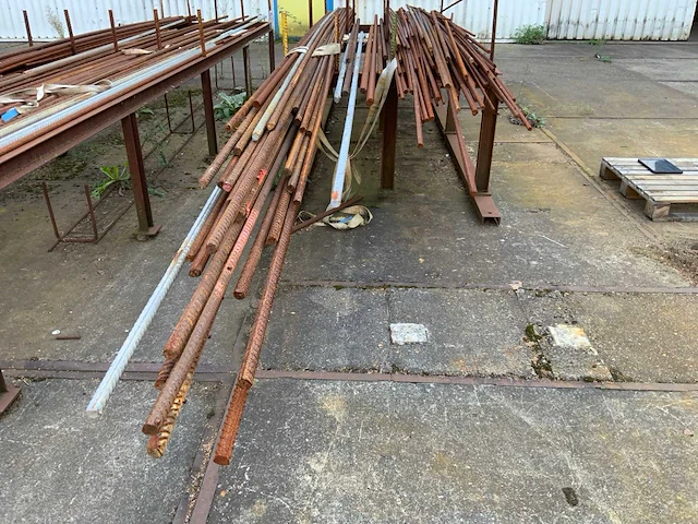 Partij vlechtijzer op 2 bokken - afbeelding 5 van  6