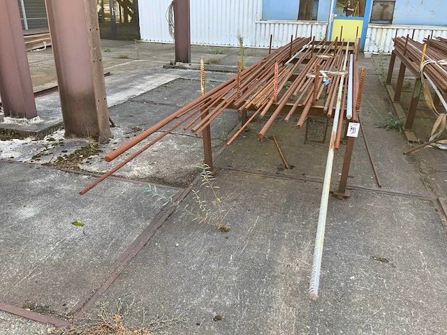 Partij vlechtijzer op 2 bokken - afbeelding 4 van  6