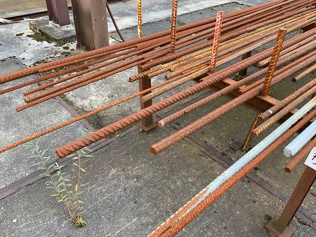 Partij vlechtijzer op 2 bokken - afbeelding 3 van  6