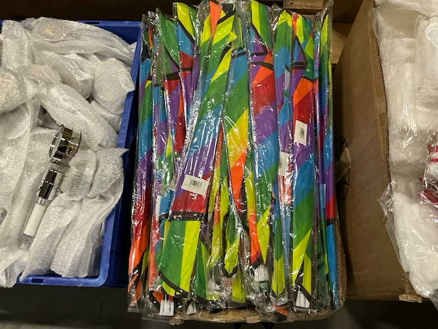Partij vliegers (m) regenboog 100x50x100cm (255x) - afbeelding 1 van  2