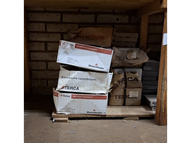 Partij vloer en wandtegels en raamdorpels diverse soorten - afbeelding 2 van  11