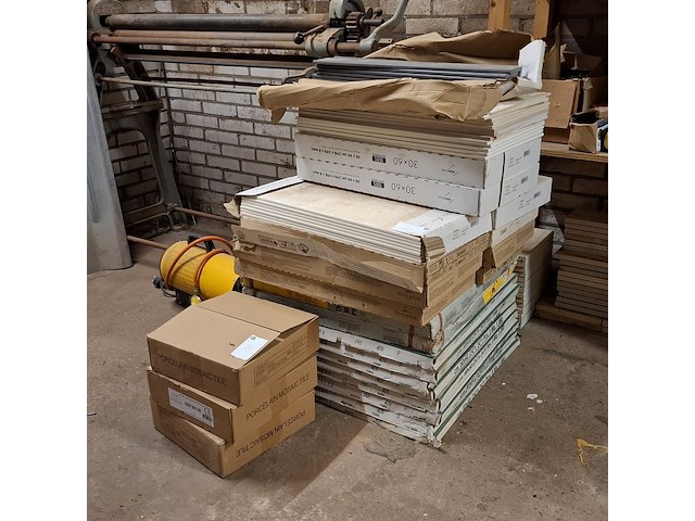 Partij vloer en wandtegels en raamdorpels diverse soorten - afbeelding 1 van  11