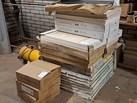 Partij vloer en wandtegels en raamdorpels diverse soorten - afbeelding 1 van  11