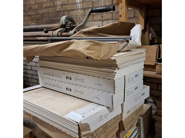 Partij vloer en wandtegels en raamdorpels diverse soorten - afbeelding 6 van  11