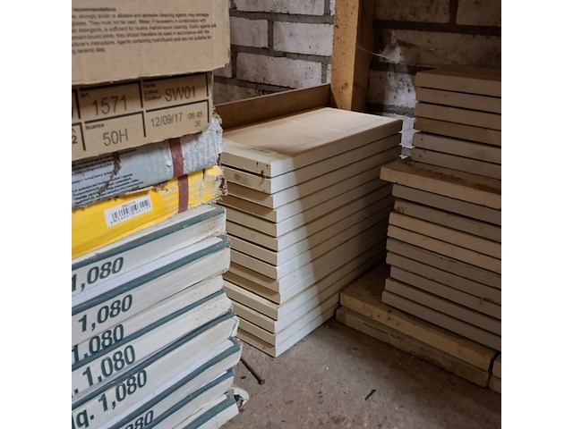 Partij vloer en wandtegels en raamdorpels diverse soorten - afbeelding 8 van  11