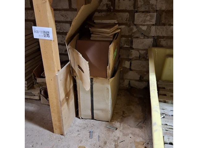 Partij vloer en wandtegels en raamdorpels diverse soorten - afbeelding 10 van  11