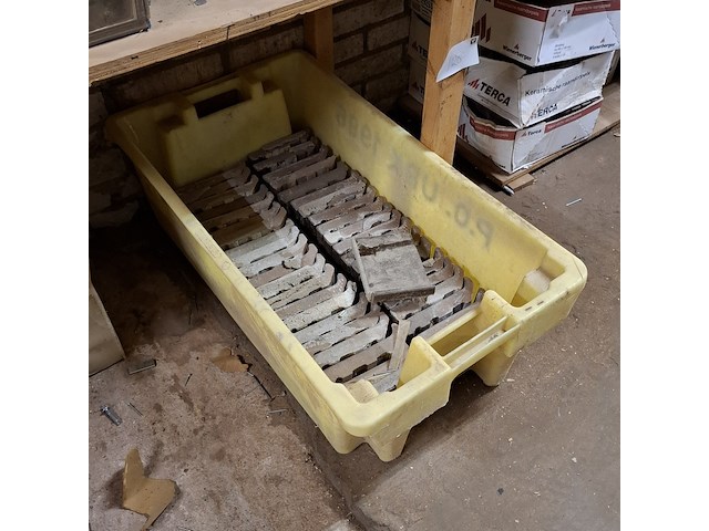 Partij vloer en wandtegels en raamdorpels diverse soorten - afbeelding 11 van  11