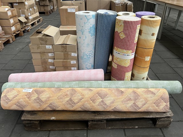 Partij vloerkleden en kleine glazen - afbeelding 1 van  6