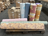 Partij vloerkleden en kleine glazen - afbeelding 1 van  6