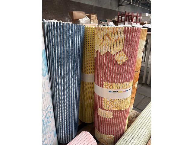 Partij vloerkleden en kleine glazen - afbeelding 2 van  6