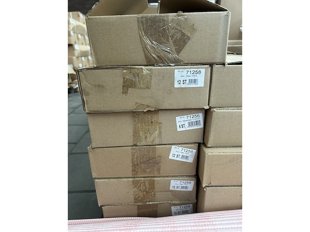 Partij vloerkleden en kleine glazen - afbeelding 4 van  6