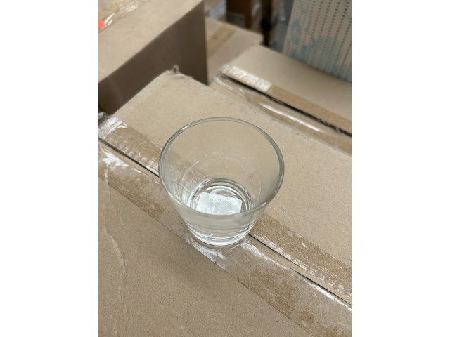 Partij vloerkleden en kleine glazen - afbeelding 6 van  6