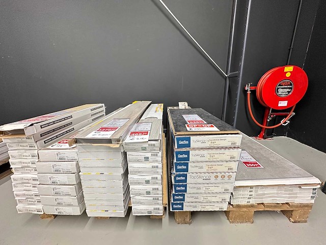 Partij vloerrestanten pvc en laminaat - afbeelding 1 van  6