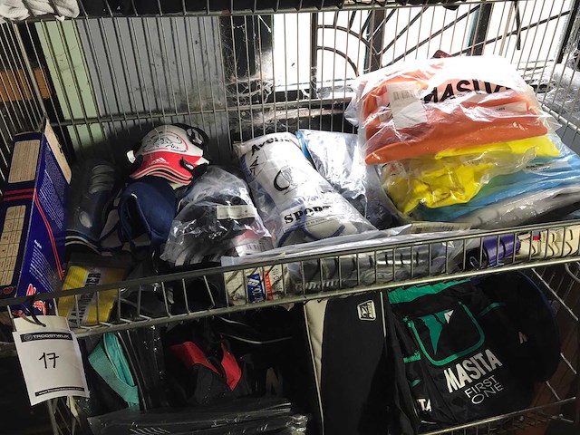 Partij voetbalshirts en scheenbeschermers - afbeelding 1 van  5