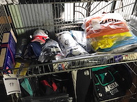 Partij voetbalshirts en scheenbeschermers - afbeelding 1 van  5