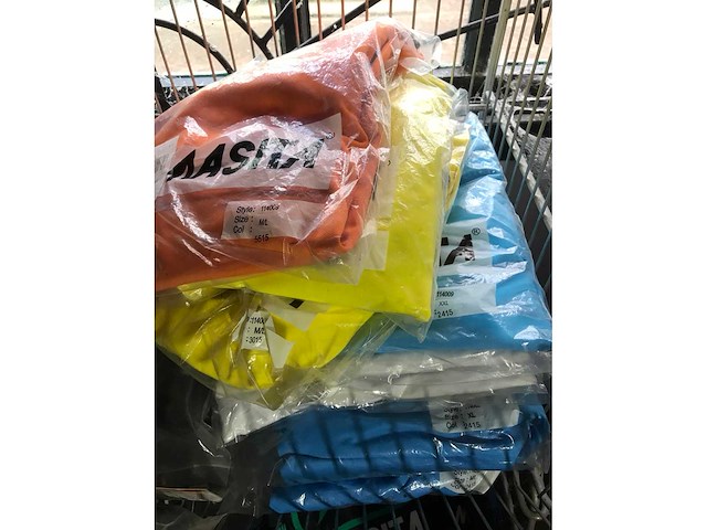 Partij voetbalshirts en scheenbeschermers - afbeelding 2 van  5