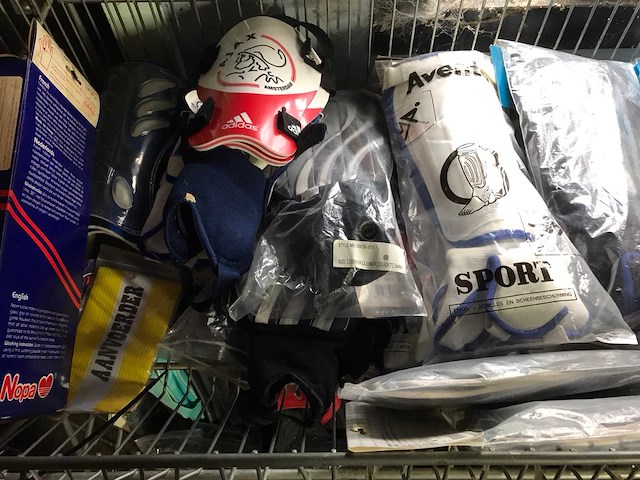 Partij voetbalshirts en scheenbeschermers - afbeelding 3 van  5