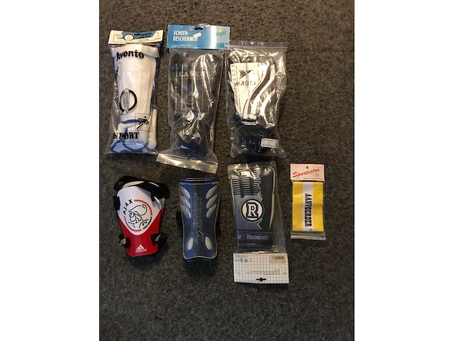 Partij voetbalshirts en scheenbeschermers - afbeelding 5 van  5