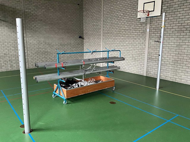 Partij volleybalnetten en palen - afbeelding 1 van  5
