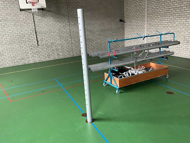 Partij volleybalnetten en palen - afbeelding 2 van  5