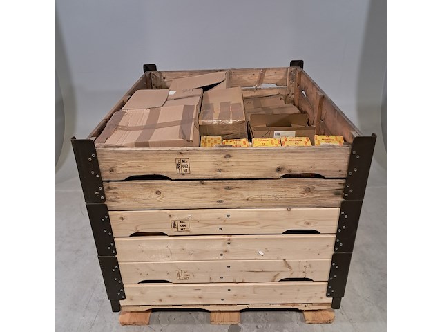 Partij vrachtwagen onderdelen - afbeelding 1 van  9