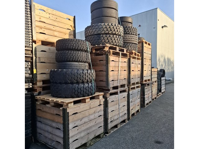 Partij vrachtwagenbanden, autobanden en vliegtuigbanden, o.a. continental, michelin, o.a xzl - afbeelding 2 van  12