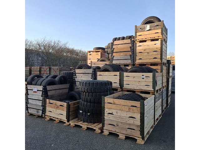 Partij vrachtwagenbanden, autobanden en vliegtuigbanden, o.a. continental, michelin, o.a xzl - afbeelding 1 van  12