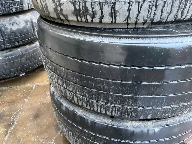 Partij vrachtwagenbanden - afbeelding 2 van  14