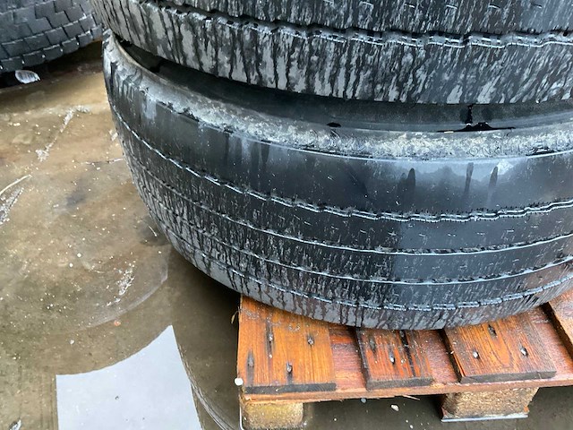 Partij vrachtwagenbanden - afbeelding 3 van  14