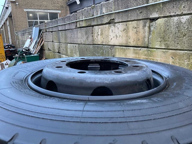 Partij vrachtwagenbanden - afbeelding 6 van  14