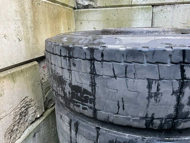 Partij vrachtwagenbanden - afbeelding 8 van  14