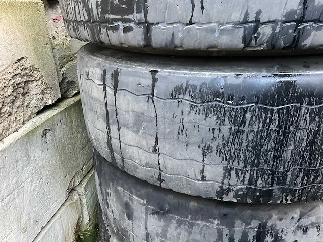 Partij vrachtwagenbanden - afbeelding 9 van  14