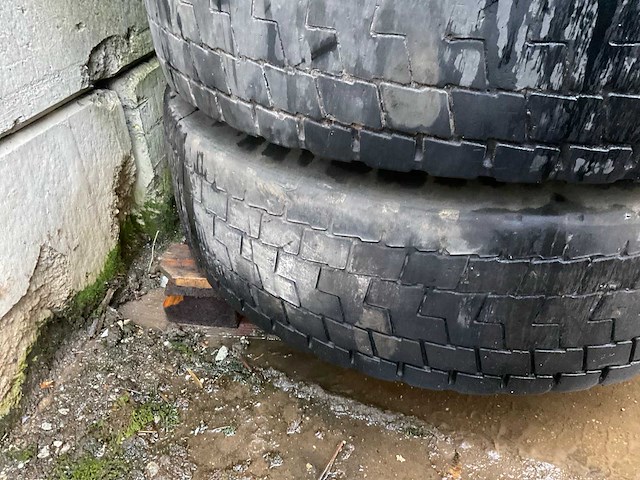 Partij vrachtwagenbanden - afbeelding 11 van  14