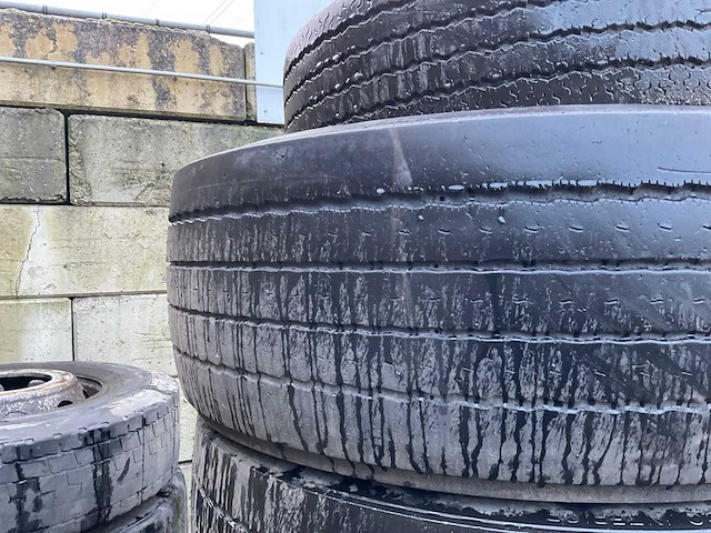 Partij vrachtwagenbanden - afbeelding 12 van  14