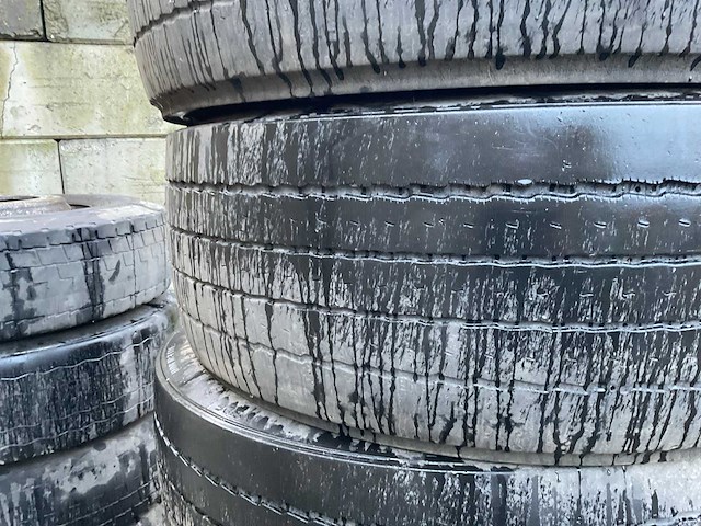 Partij vrachtwagenbanden - afbeelding 13 van  14