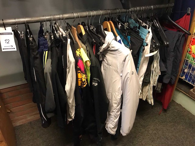 Partij vrijetijd- en sportkleding - afbeelding 1 van  8