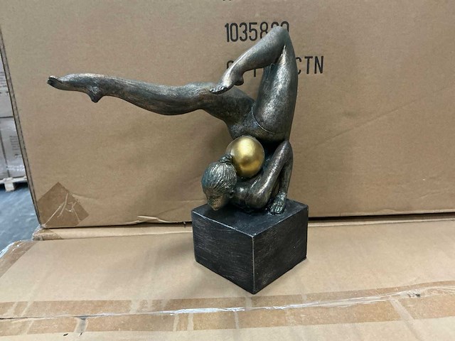 Partij vrouwelijke turnster in balans met een gouden bal beeldje 25x9x25cm (30x) - afbeelding 1 van  1